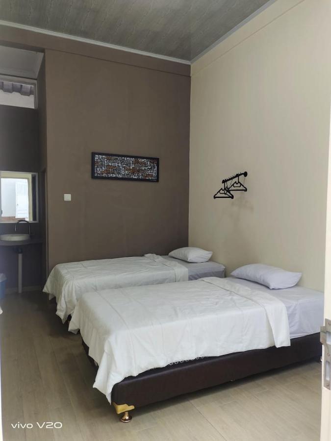 Bu Sepuh Guesthouse Sangkanurip Екстер'єр фото