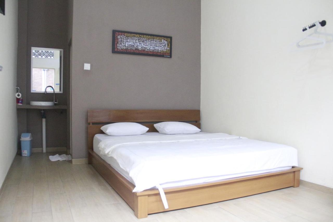 Bu Sepuh Guesthouse Sangkanurip Екстер'єр фото