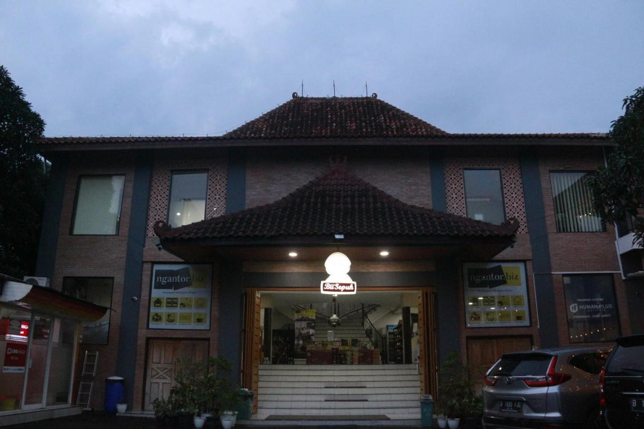 Bu Sepuh Guesthouse Sangkanurip Екстер'єр фото