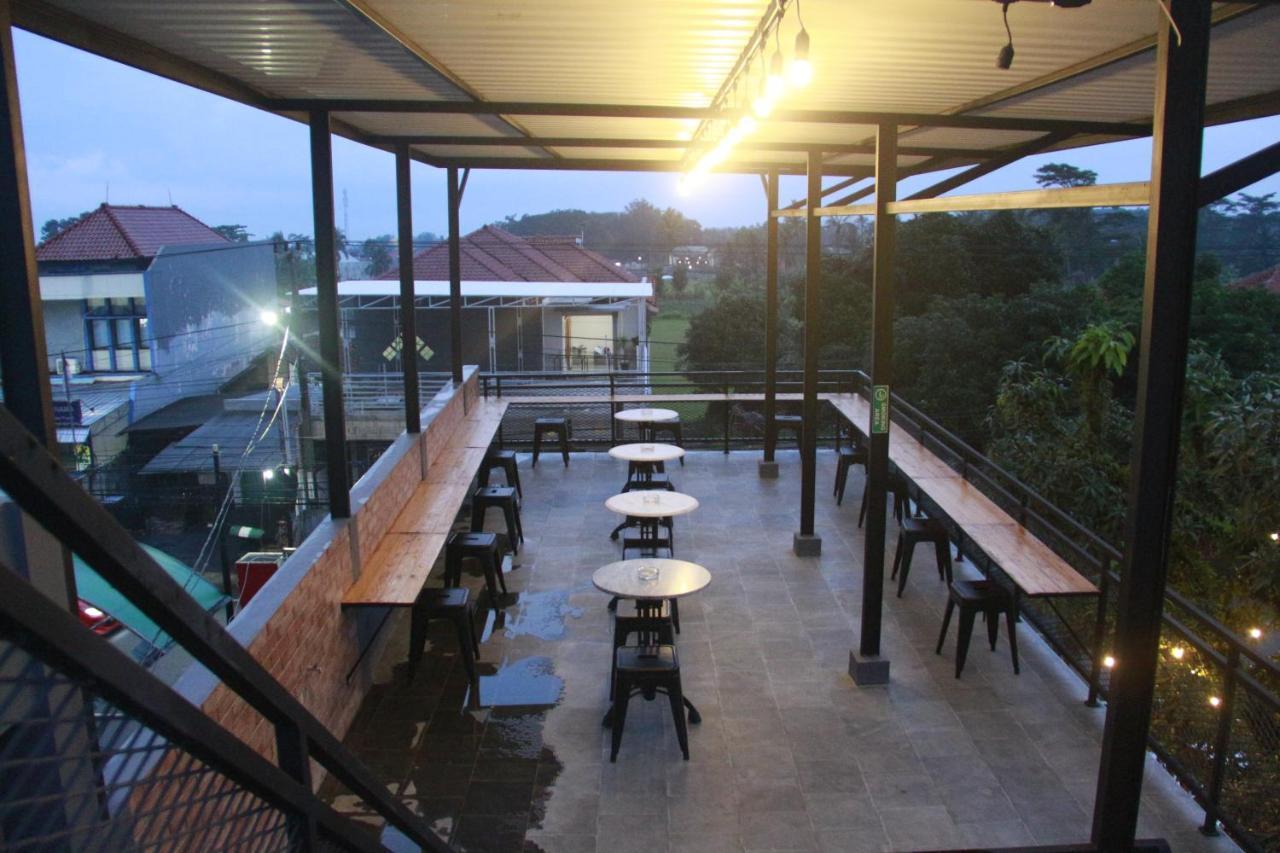 Bu Sepuh Guesthouse Sangkanurip Екстер'єр фото